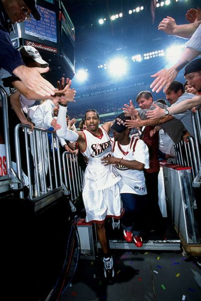 Nel 2001, circondato dai fan, mentre lascia il campo (Nba/Getty Images)